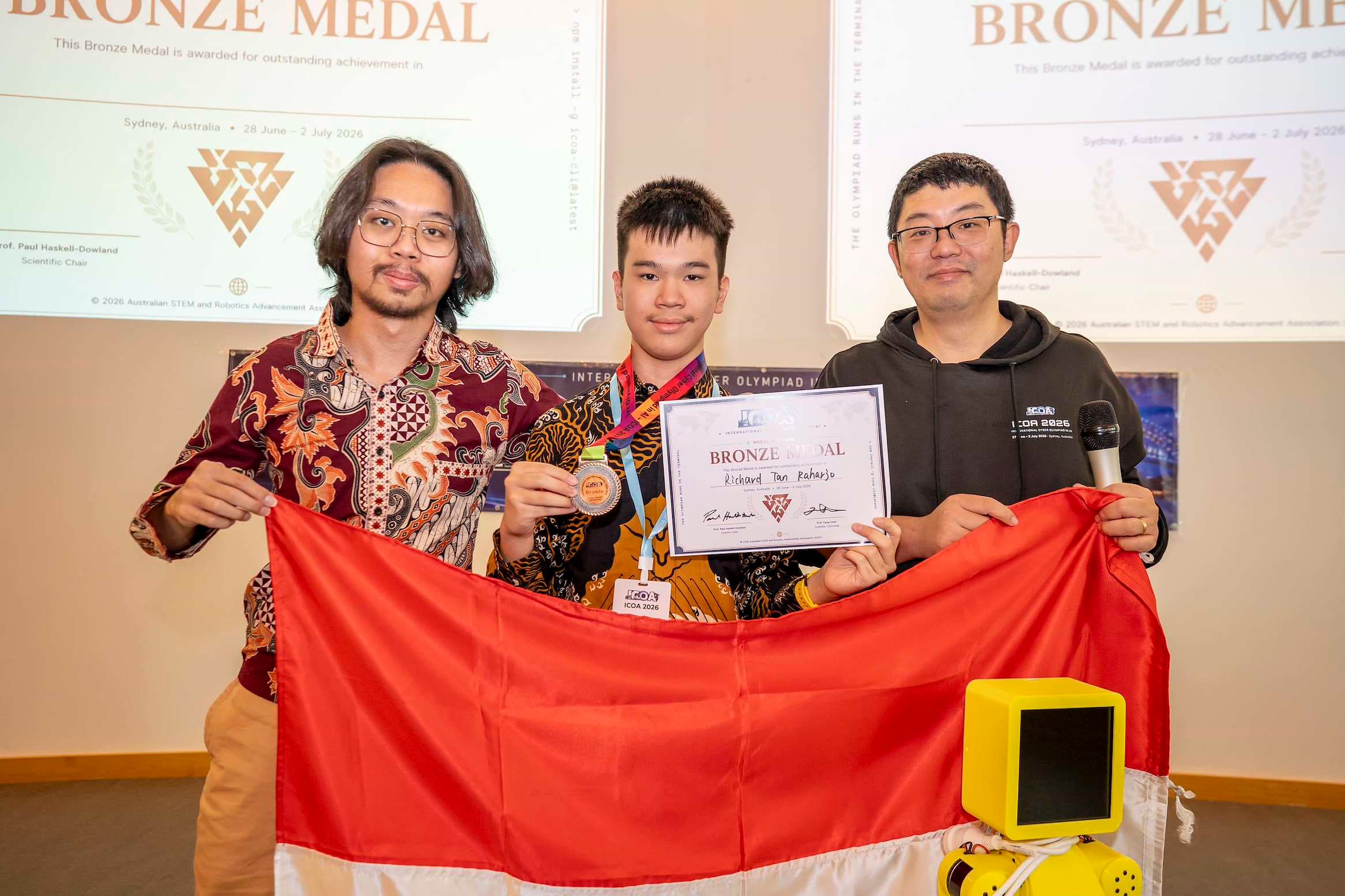 Richard meraih medali perunggu ICOA 2026 bersama pelatih Nuturi